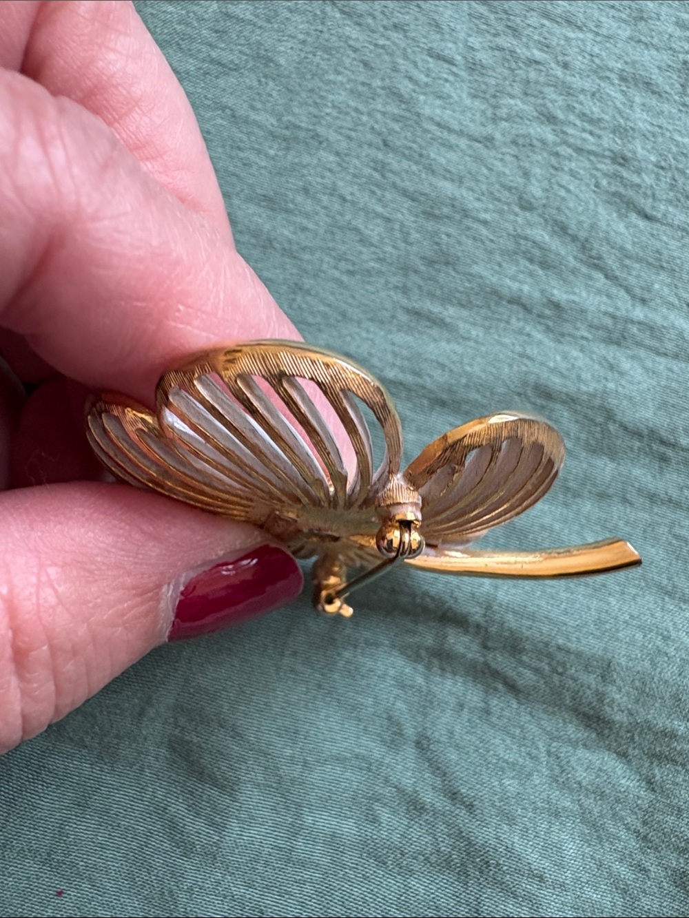 Monet White and Gold Enamel Flower Brooch - Picture 11 of 13